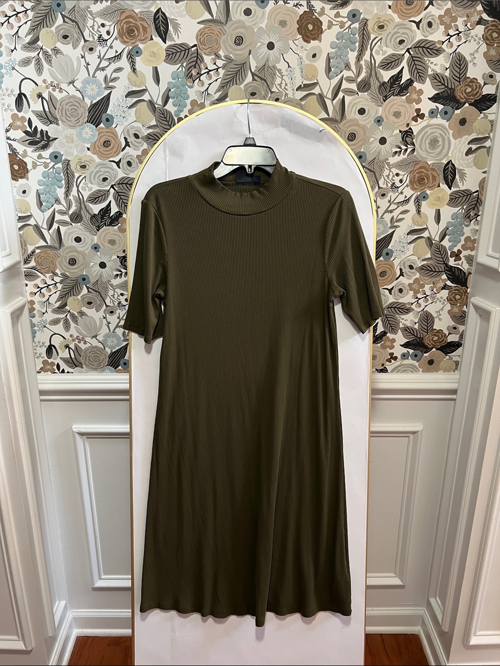 Green Pleated Sheath Dress with Mock Neck and Short Sleeves for Casual Work